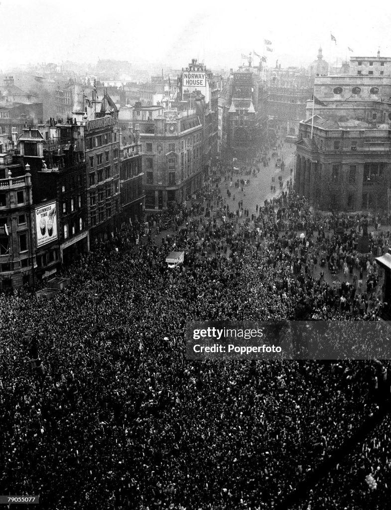London, 20th November 1947. Wedding of Princess Elizabeth (later Queen Elizabeth II) and Duke of Edinburgh at Westminster Abbey, picture shows crowds at Admiralty Arch.