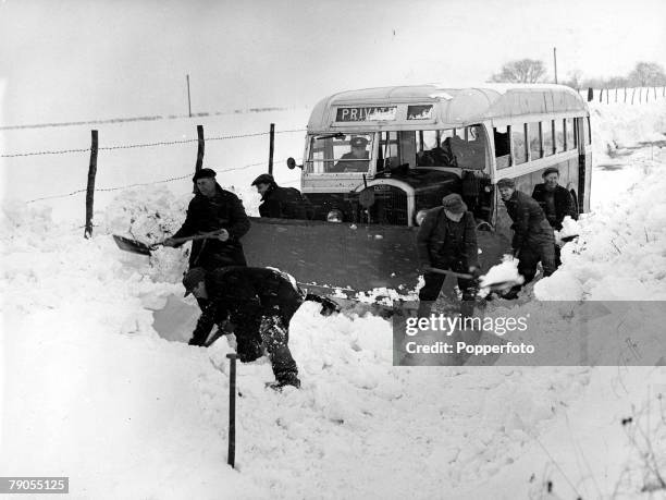 Bus Stuck In Snow Bus Stuck In Snow Storm Photos and Premium High Res Pictures - Getty Images