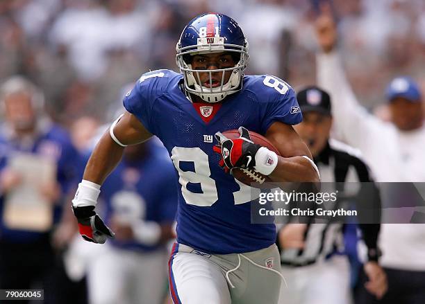 Wide receiver Amani Toomer of the New York Giants scores a 52 yard touchdown reception against the Dallas Cowboys during the first quarter of the NFC...