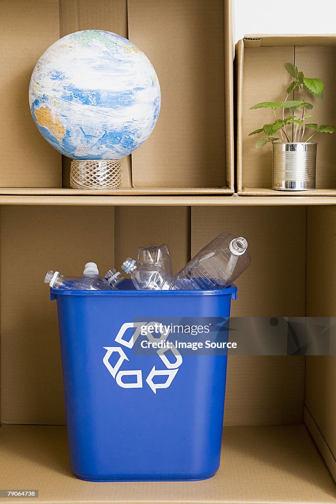 Um Caixote de Reciclagem globo e caixas de cartão