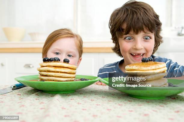jungen und mädchen, die ein pfannkuchen - appetite stock-fotos und bilder