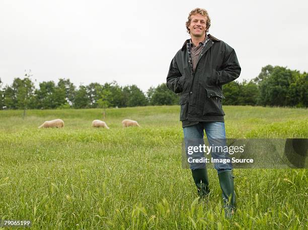 retrato de un agricultor - hands in pockets fotografías e imágenes de stock