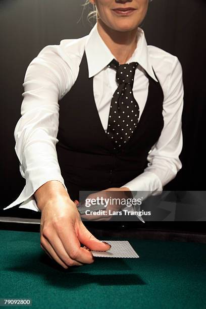 ima33637 - casino dealer stockfoto's en -beelden