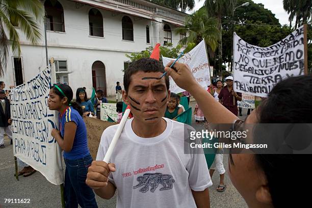 Ngobe Indians from indigenous communities in the Bocas del Toro archipelago protest touristical devellopements such as the Red Frog Beach project ....