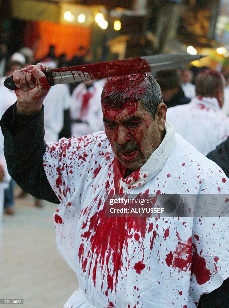 A Shiite man cuts his scalp with a mache