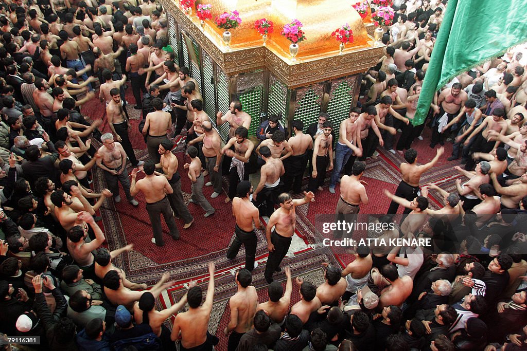 Shiite believers flagellate themselves d