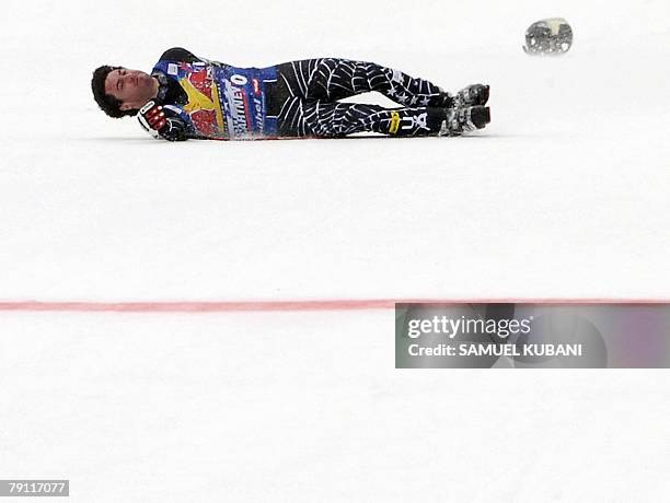 Scott Macartney lies in the finish area after crashing during the men's downhill race during the FIS Ski World cup 19 January 2008 in Kitzbuehel....