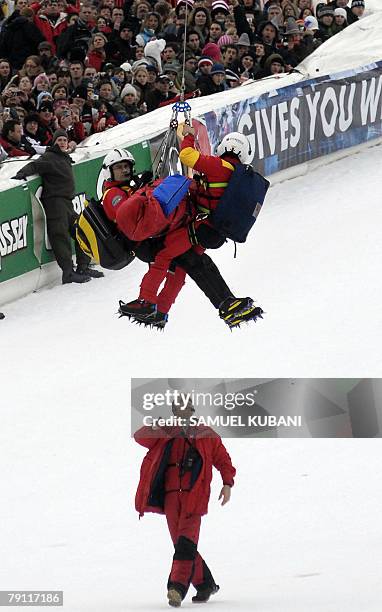 Scott Macartney is airlifted after crashing during the men's downhill race during the FIS Ski World cup 19 January 2008 in Kitzbuehel. Swiss skier...