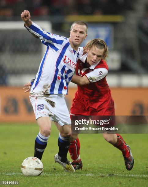 Michael Bradley of Heerenveen challenges Ruud Vormer of AZ Alkmaar during the Dutch Eredivisie match between Heerenveen and AZ Alkmaar at Abe Lenstra...