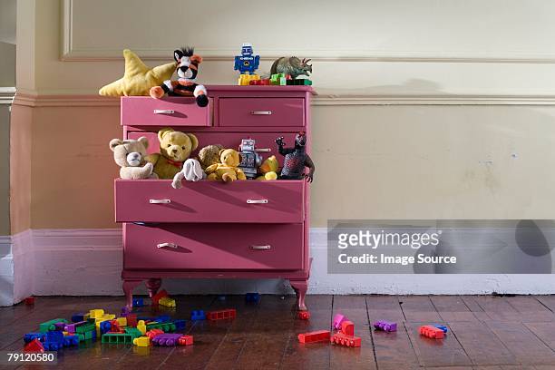 toys in a dresser - stuffed toy 個照片及圖片檔
