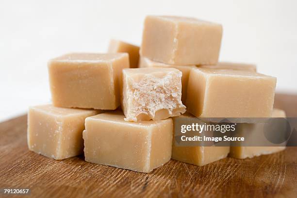 fudge - dulce de azúcar y mantequilla fotografías e imágenes de stock