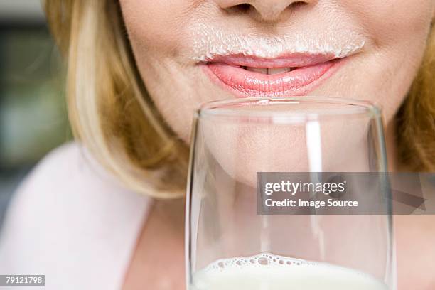 frau mit einem milch-schnurrbart - milk moustache stock-fotos und bilder