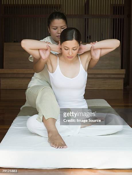 young woman having a thai massage - thai massage 個照片及圖片檔