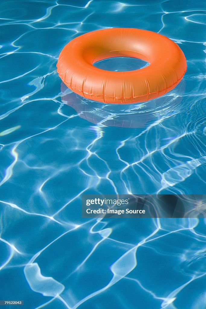 Bouée gonflable dans la piscine