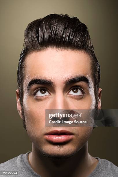 hombre mirando hacia arriba en su cabello - pompadour fotografías e imágenes de stock