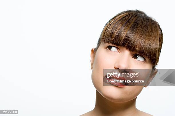 mujer mirando confundida - bangs fotografías e imágenes de stock