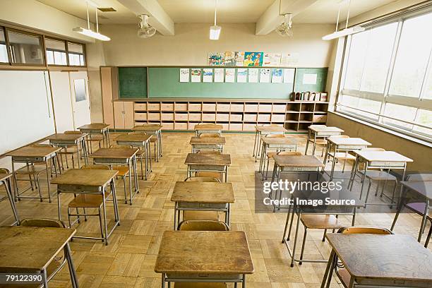 chairs and desks in a classroom - empty classroom desks stock pictures, royalty-free photos & images