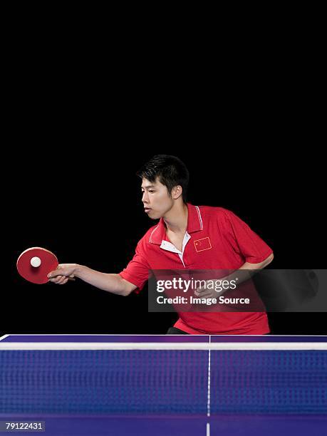 hombre jugando al tenis de mesa - ping pong fotografías e imágenes de stock