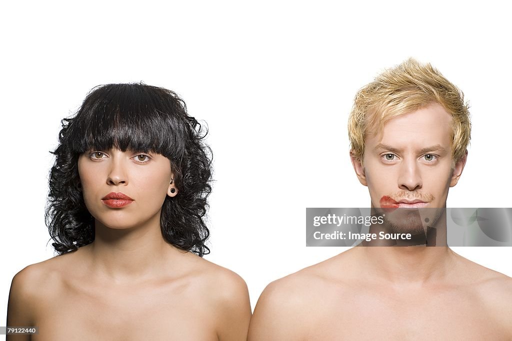 Frau und Mann mit Lippenstift-Kuss