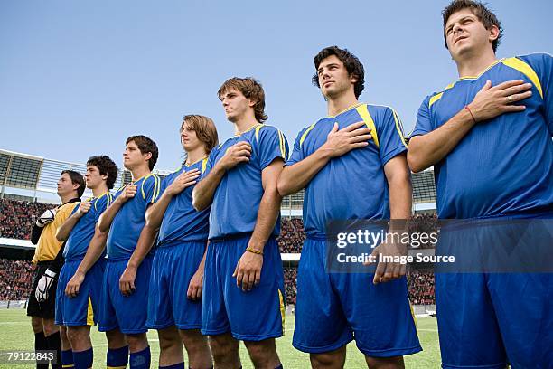 futbolistas en una fila - himno nacional fotografías e imágenes de stock