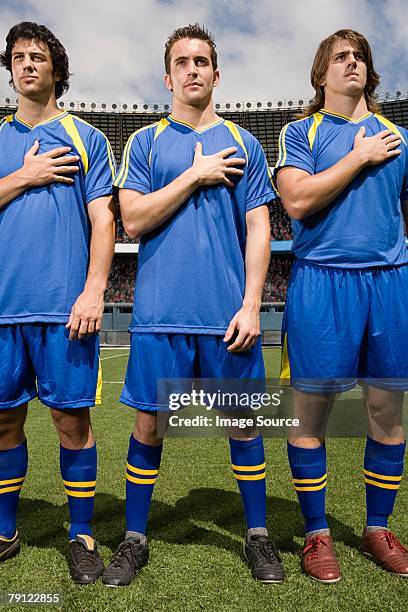 fußballer in einer reihe - nationalhymne stock-fotos und bilder