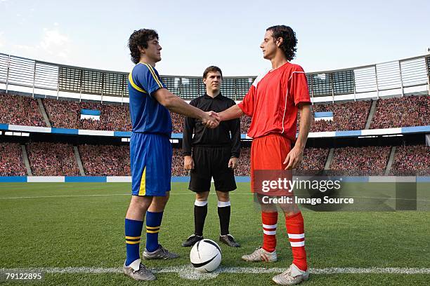 frente jugador de fútbol estrechándose las manos - arbitro futbol fotografías e imágenes de stock