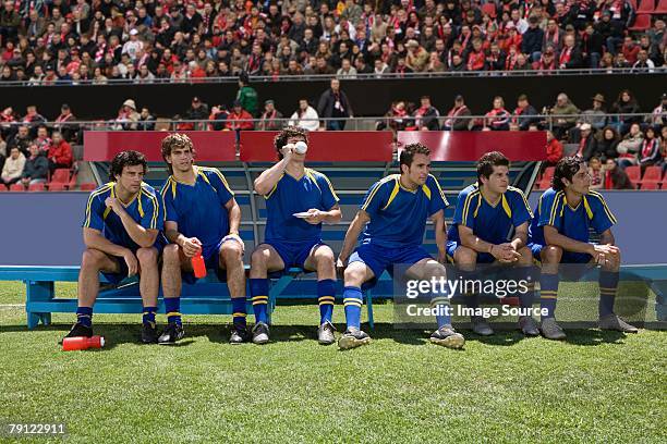 footballer drinking - side lines stockfoto's en -beelden