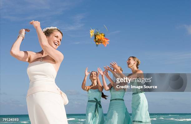 novia tirando bouquet - throwing fotografías e imágenes de stock