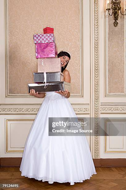 chica con regalos de quinceañera - quinceañera fotografías e imágenes de stock