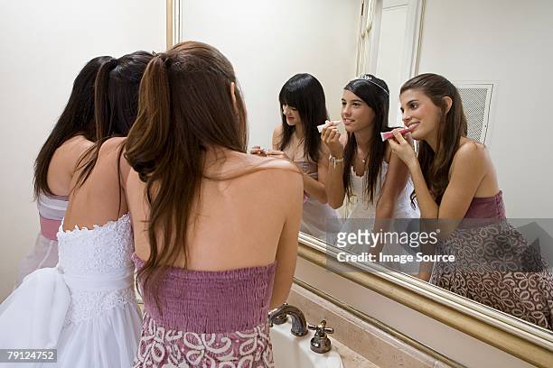 girls getting ready for party - prom dress 個照片及圖片檔