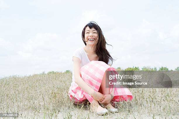 mulher jovem feliz - windy skirt - fotografias e filmes do acervo