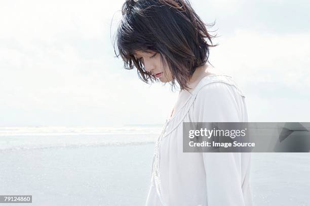 432 697点の下を向くのストックフォト Getty Images 432 697点の下を向くのストックフォト Getty Images