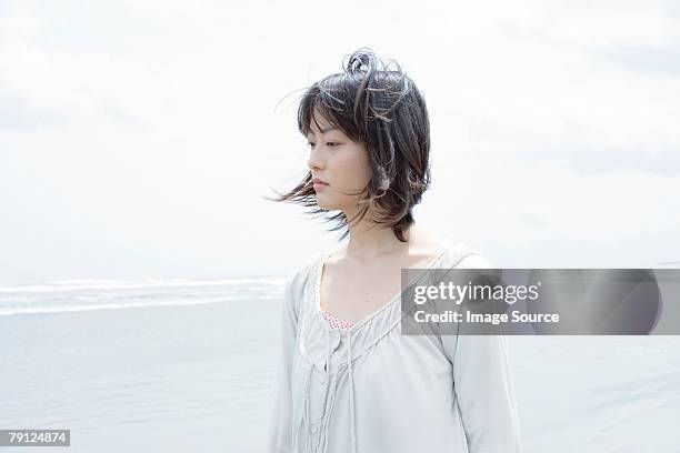 mujer joven en el mar - tousled hair fotografías e imágenes de stock