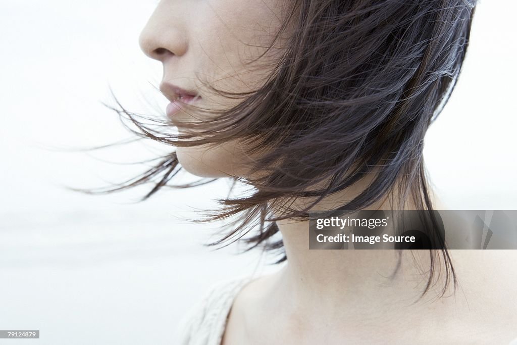 Frau mit Haar im wind