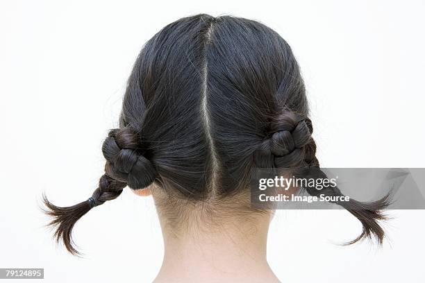 mädchen mit haarzopf - haarzopf stock-fotos und bilder