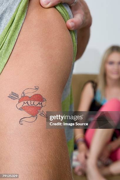 tattoo on arm - tatoeage stockfoto's en -beelden
