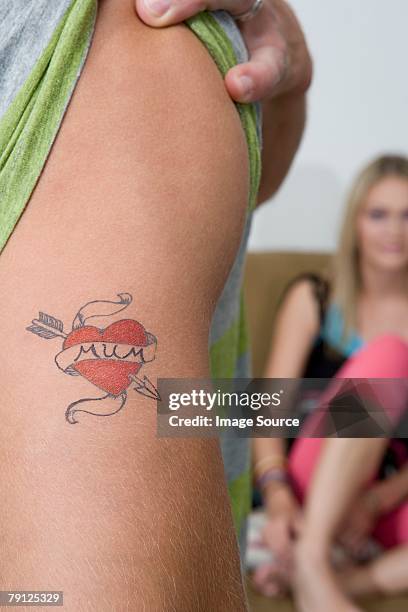 tattoo on arm - tattoo arm stockfoto's en -beelden