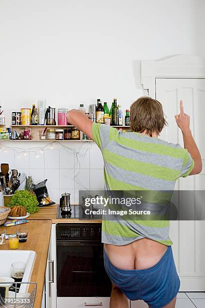 man mooning in kitchen - mooning 個照片及圖片檔