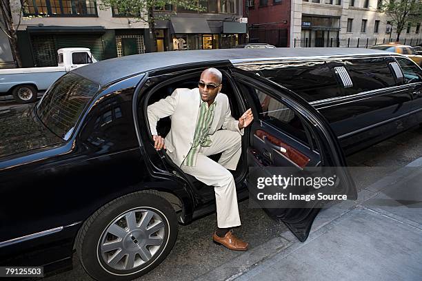homme sortir de limousine - bald black actors photos et images de collection