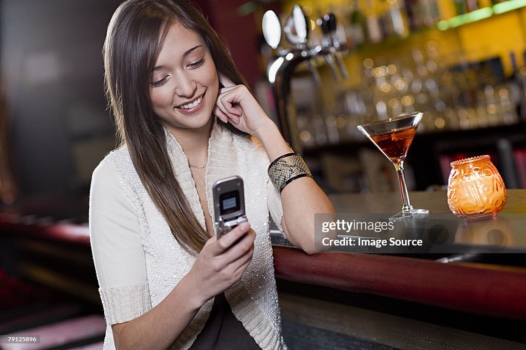 Jovem mulher em um bar