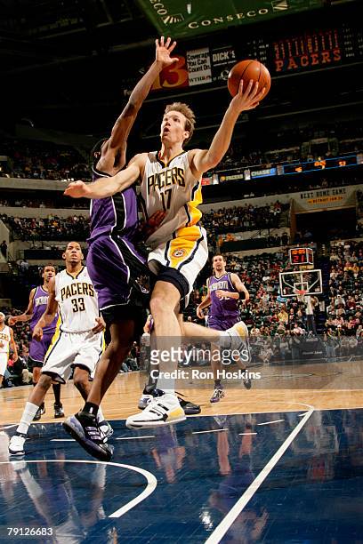 Mike Dunleavy of the Indiana Pacers drives to the basket against the Sacramento Kings at Conseco Fieldhouse on January 19, 2008 in Indianapolis,...