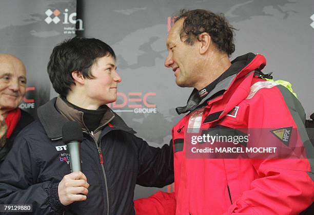 British Helen MacArthur speaks with French Francis Joyon, skipper of the maxi-trimaran "IDEC II", 20 January 2008 in Brest, upon his arrival after...