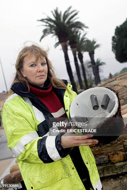 Mittelmeer ohne Palmen" von SOPHIE MARKIS - ARCHIV - Eine Frau zeigt am 11 Januar 2008 eine Insenktenfalle, die in La Croix-Valmer aufgestellt wurde,...
