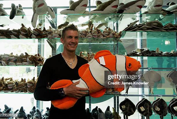 Jarkko Nieminen of Finland visits Melbourne Aquarium on day eight of the Australian Open 2008 on January 21, 2008 in Melbourne, Australia.