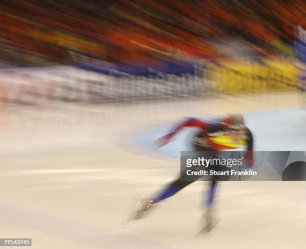 An impression of speed skaters in action during the first day of the World sprint speed skating Championships on January 19, 2008 in Heerenveen,...