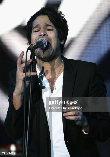 Singer Giles Farnham of the band the Vibrants performs at the Fiat 500 Lauch party in front of the London Eye on January 21, 2008 in London, England....