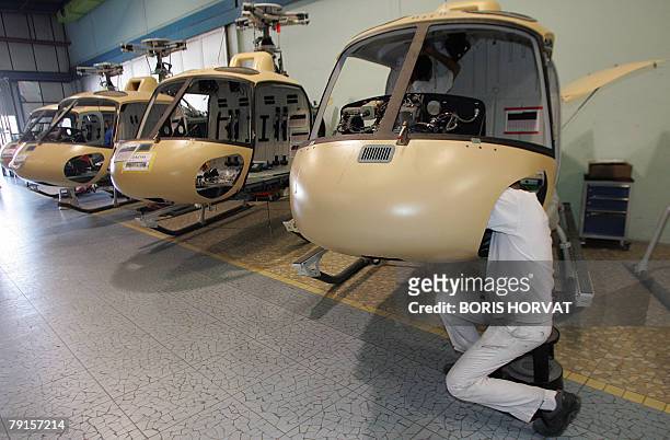 Photo dat?e du 11 Octobre 2007 d' employ?s d'Eurocopter travaillant ? Marignane, dans un atelier de montage des "Gazelles". Eurocopter a annonc? le...
