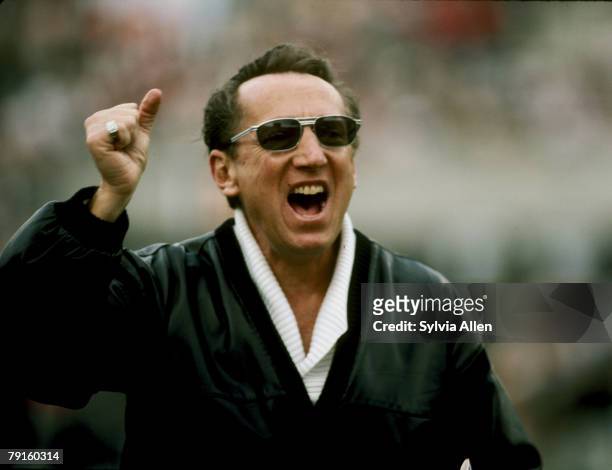 Los Angeles Raiders managing general partner Al Davis encourages his team before their 38-9 win over the Washington Redskins in Super Bowl XVIII on...