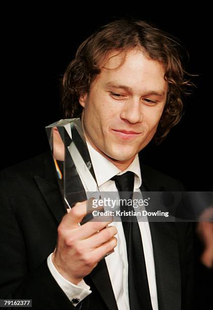 Actor Heath Ledger poses with the News Limited Reader's Choice Award backstage in the Awards Room at the L'Oreal Paris 2006 AFI Awards at the...