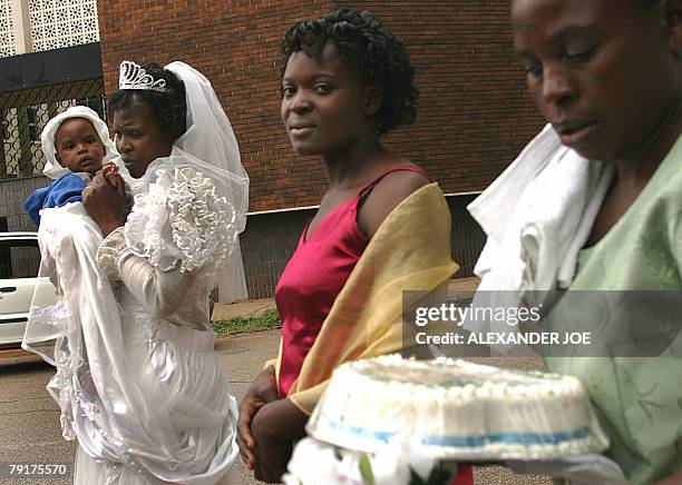A Zimbabwean bride flanked by wedding gu, Nachrichtenfoto